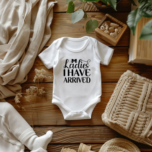 BABY BODY " DONNE SONO ARRIVATO"  62CM - THE CUTE CLOUD
